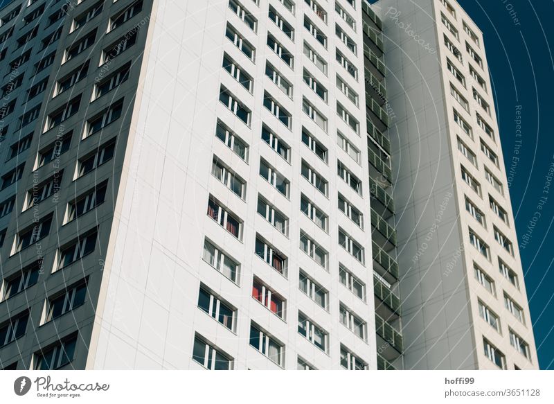 ein Hochhaus mit vielen Fenstern ragt in den Himmel Wohnhaus Hochhausfassade Winkel Mauer Linie Symmetrie modern Fassade Architektur Kapitalwirtschaft