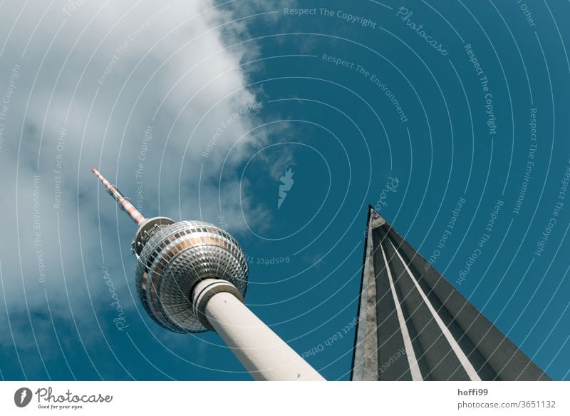 Turm mit Träger und Wolke Berliner Fernsehturm Alexanderplatz Berlin Mitte Berlin-Mitte Stadtzentrum Hauptstadt Bauwerk Sehenswürdigkeit Wahrzeichen Architektur