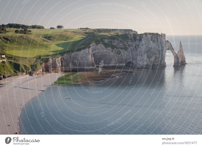 Steilküste und Strand von Etretat Étretat Frankreich Normandie Europa Meer Felsen Kreidefelsen Golfplatz Sommer Reise Urlaub Tourismus Felsbogen Küste Klippe