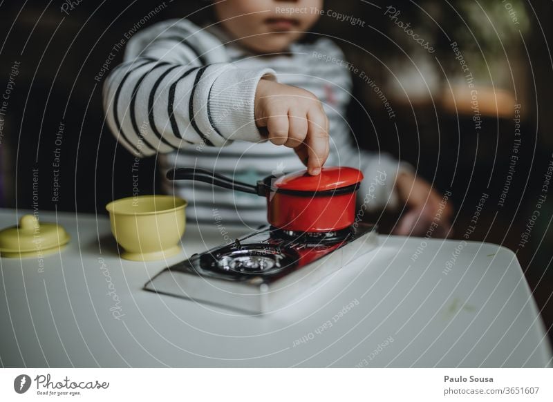 Kinder kochen mit Spielzeug zu Hause Kinderspiel Kindheit Spielen Essen zubereiten Simulation Freude Farbfoto Mensch Kindererziehung Mädchen Tag Kindergarten