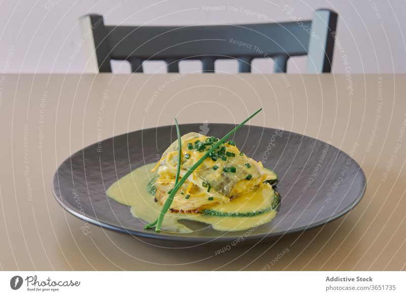 Schmackhaftes Fischgericht mit Zucchini, dekoriert mit grünen Zwiebeln Speise Abendessen Gastronomie Mittagessen lecker Mahlzeit Feinschmecker Zweig Scheibe