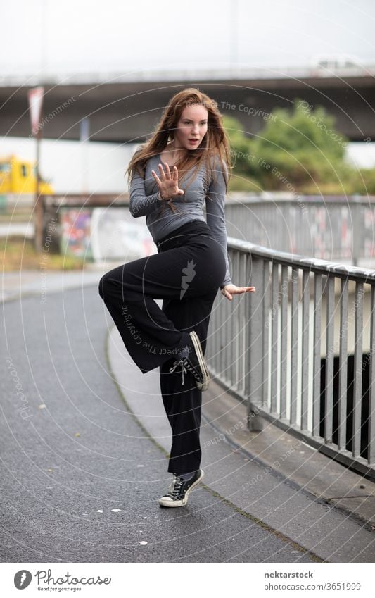 Straßentänzer im Einbeinstand Frau Tänzer Ausdruckstänzer Porträt Street Dance Bürgersteig eine Person Mädchen Junge Frau kaukasische Ethnizität Jugendkultur