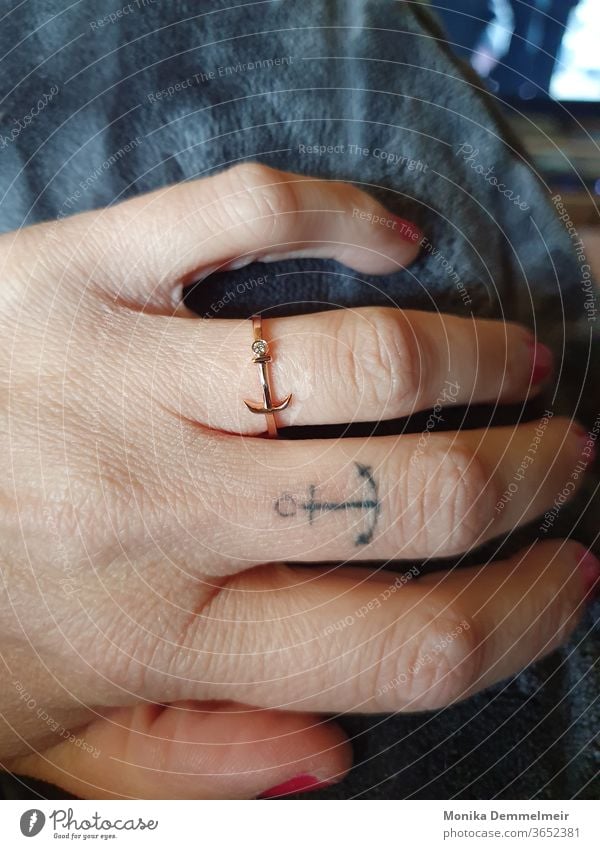 Ankerliebe die unter die Haut geht Schifffahrt Meer Tattoo Tattooliebe Unter die Haut Ring Hand Frau feminin Finger Mensch tätowiert Tätowierung Farbfoto schön