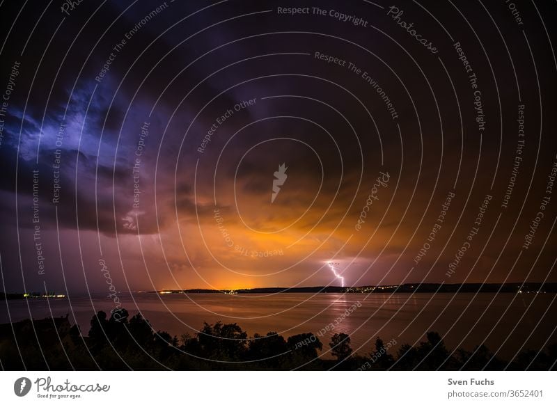 Ein Gewitter über dem Bodensee sorgt für ein schönes Schauspiel gewitter bodensee blitz wolken wasser sturm unwetter idylle natur fesselnd naturschauspiel