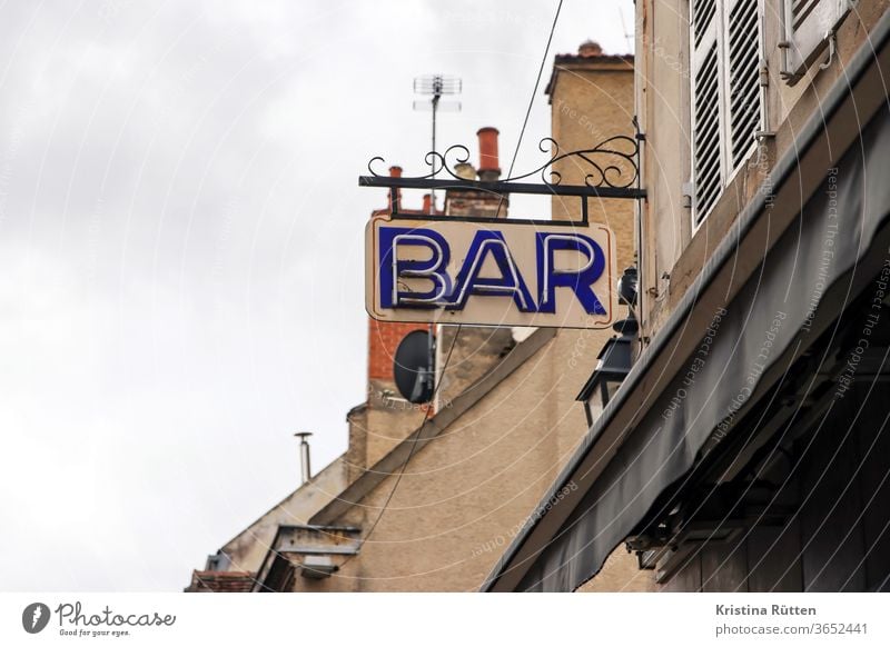 bar schild neonschild reklameschild werbeschild leuchtreklame kneipe gaststätte gastronomie gebäude häuser architektur trinken ausgehen geniessen feierabend