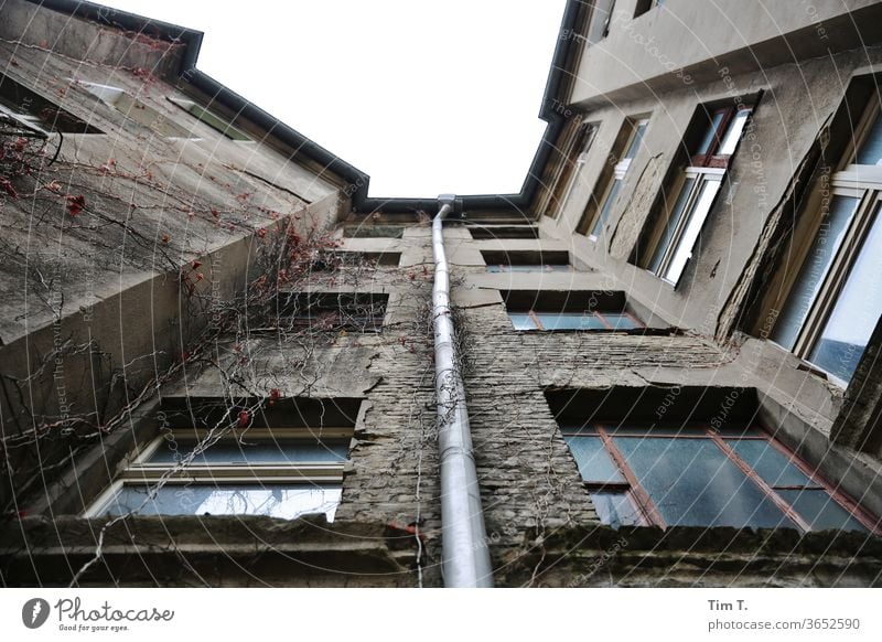 Ohne Himmel Berlin Architektur Stadt Haus Stadtzentrum Menschenleer Gebäude Altstadt Fassade Altbau Prenzlauer Berg Fenster Hinterhof Bauwerk Außenaufnahme