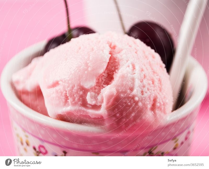 Erdbeereisbecher mit Kirschen, Makro Erdbeeren Speiseeis Baggerlöffel Ball gelato rot Beeren Eisbecher Joghurt süß Tasse Sahne Frucht Versuchung Belag