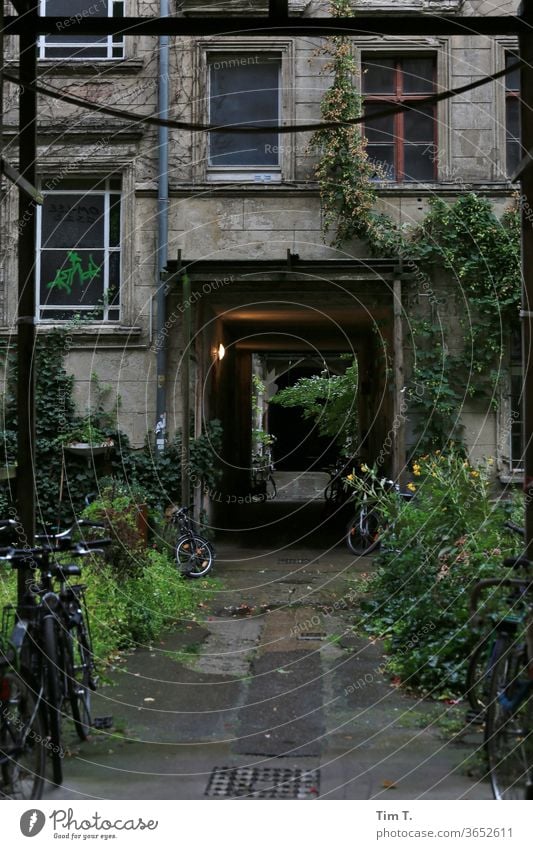 Zweiter Hinterhof Berlin Prenzlauer Berg Altbau Durchgang Hof Menschenleer Haus Stadt Stadtzentrum Tag Hauptstadt Altstadt Außenaufnahme Fenster