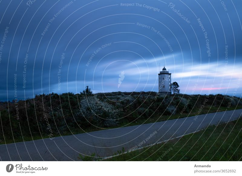 Leuchtturm bei Sonnenuntergang mit Seidenwolken MEER Turm Himmel Licht Küste Meer Landschaft Kirche Haus Architektur reisen Wasser blau Gebäude alt Wolken weiß