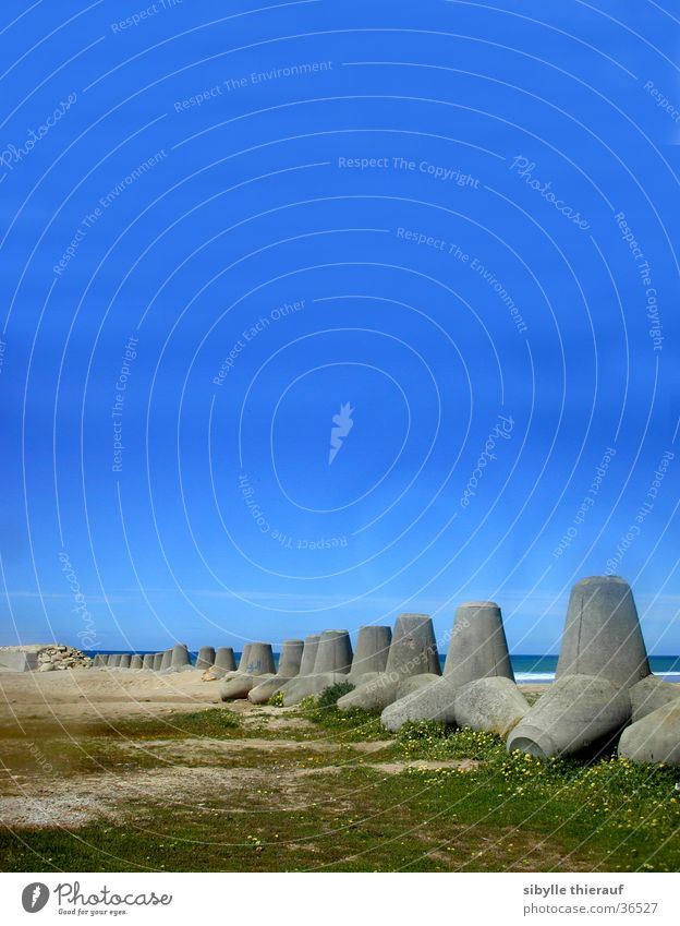 Strandwall in Assilah Dinge Sicherheit Grenze Block Steindamm Baustelle Schutz Marocco Mauer