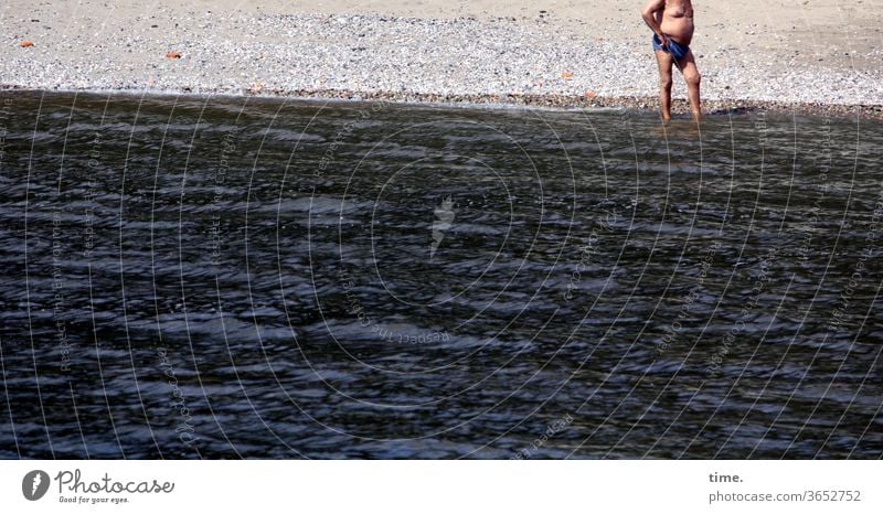 Wassertemperaturcheck, Phase 1 mann elbe fluss wasser strand sonnig stehen pause erholung prüfen nachdenken posen badehose haut