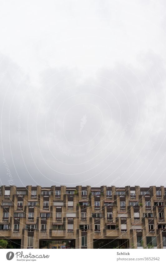 Metz Innenstadt modernes Wohngebäude mit Blick auf den Himmel bedeckt Lothringen Fassade schmutzig Regen Regenwetter viel Himmel Frankreich Balkon Markise