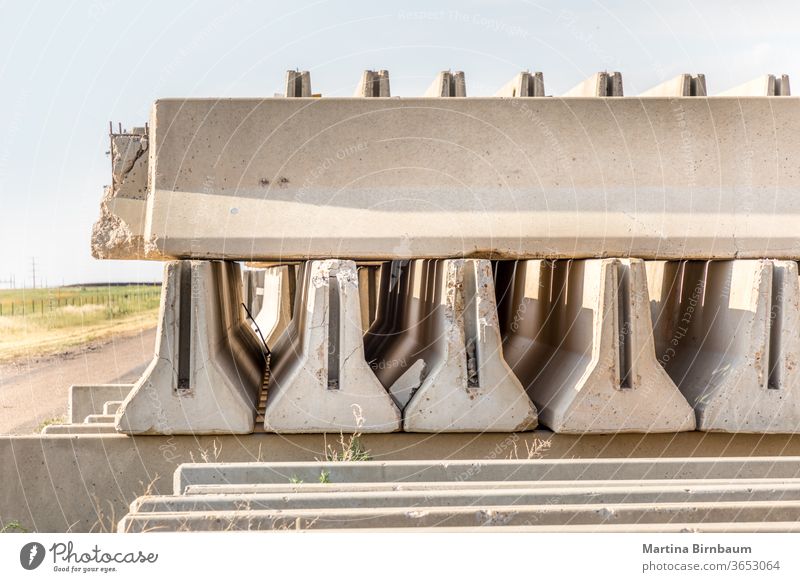 Betonteile türmten sich neben einer Landstraße neben der Autobahn auf Konstruktion Straße außerhalb Klotz Zement Stein Haus Arbeit Haufen Pflanze Inszenierung