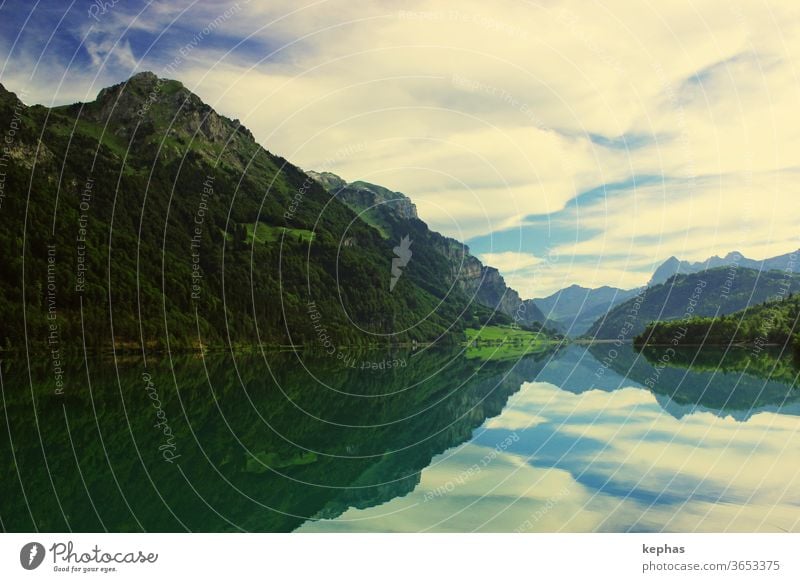 Berge und Wolken spiegeln sich im Klöntalersee, Schweiz Berge u. Gebirge Natur See Alpen Schweizer Alpen Urlaub Ferien Glarus Wandern Wasser Spiegelung