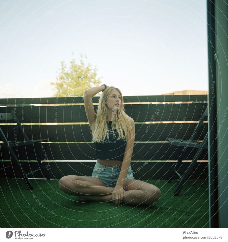 analoges Ganzkörper- Portrait einer jungen, blonden, barfüßigen Frau auf einem Balkon junge Frau schön schlank langhaarig ästhetisch Sommer Schönes Wetter Model