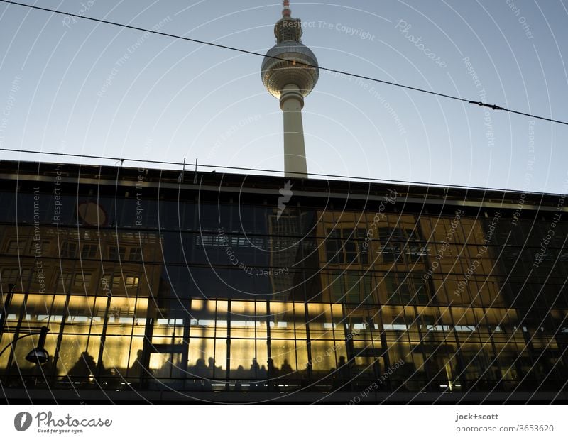 goldige Abendstimmung am Alex Architektur Sonnenuntergang Sonnenlicht Lichterscheinung Reflexion & Spiegelung Silhouette durchscheinend abstrakt Glasfassade