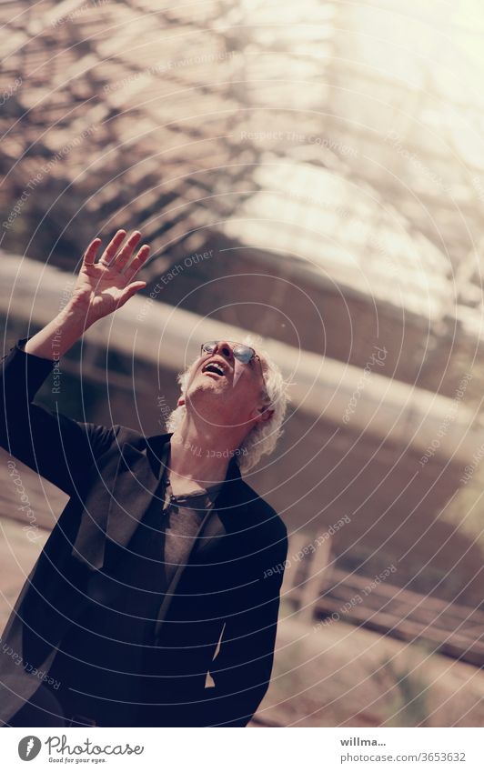 Blind Moment Mann Sonnenbrille weißhaarig blind Blindheit Erblindung Frack Gehrock suchen hoffen Darsteller Schauspieler hilfesuchend Gewächshaus sonnig