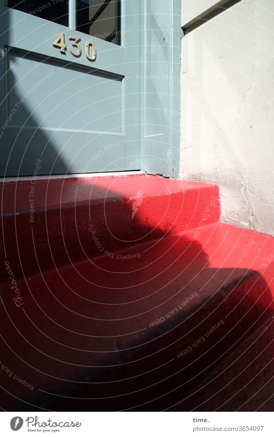 um mal eine Hausnummer zu nennen stein treppe parallel linien absatz treppenabsatz absatzkante sonnig außentreppe rot tür hausnummer blau schatten schattig