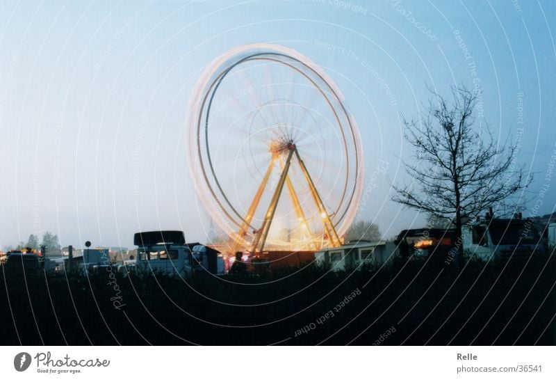 wer dreht da am rad Riesenrad Jahrmarkt Geschwindigkeit Langzeitbelichtung Fahrgeschäfte Abend Backstage kirmis blau Licht