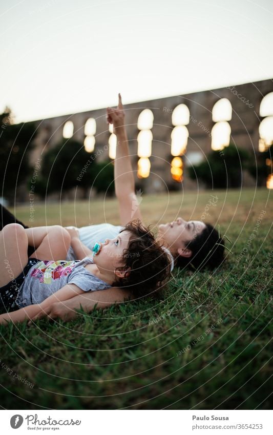 Mutter und Tochter schauen in den Himmel Mutterschaft Familie & Verwandtschaft Zusammensein Zusammengehörigkeitsgefühl Kind Glück Lifestyle Eltern Fröhlichkeit