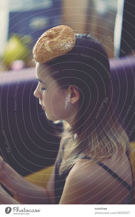 jugendliche mit einem brötchen auf dem kopf Mädchen Jugendliche Teenager seltsam skurril Hut Brötchen Kopfbedeckung Sesambrötchen Profil Haare Gesicht