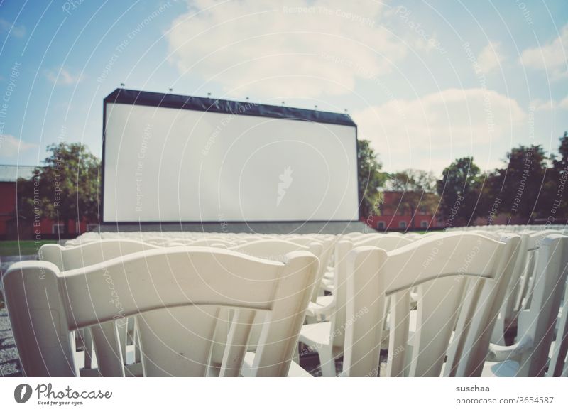 große kinoleinwand im freien mit stühlen davor Vorstellung Bestuhlung Stühle Sitzgelegenheiten Zuschauer leer ohne Zuschauer Freiluftvorstellung Openairkino