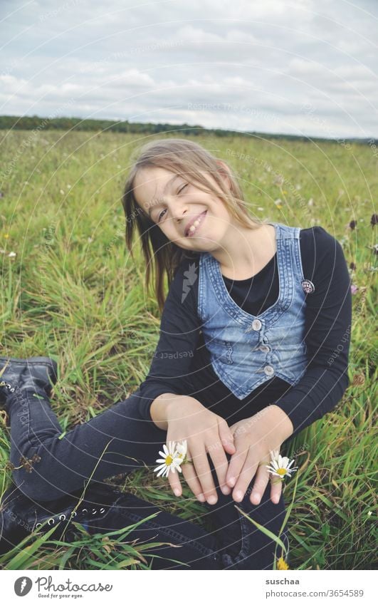 fröhliches mädchen auf der wiese mit blumen an den händen Kind Mädchen Kindheit Freiheit Spaß Freude Natur Blumen Wiesenblumen Sommerwiese Fröhlichkeit Gras