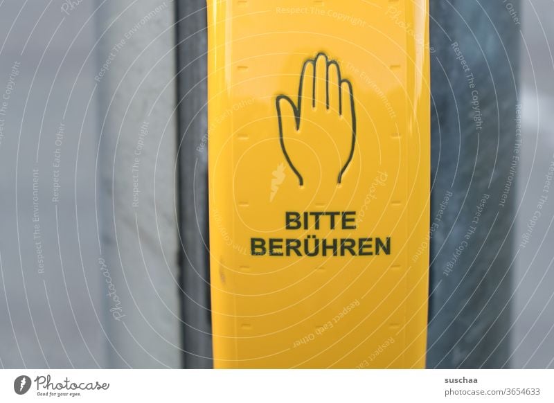 bitte berühren .. Buchstaben Wort Straßenkreuzung Signal gelbes Kästchen Hand Aufforderung Signalmast Straßenverkehr Verkehrswege Stadtverkehr warten rote Ampel