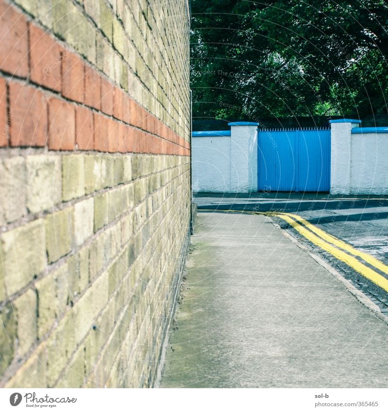 Gutshof Platz Häusliches Leben Garten Natur Baum Dublin Haus Architektur Mauer Wand alt Stadt blau gelb orange Einsamkeit Tor ziegelrot Backsteinwand Streifen