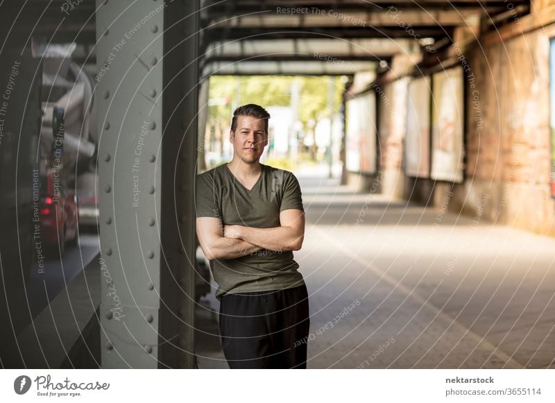 Sportlicher Mann steht unter der Stadtbrücke Erwachsener Kaukasier urban gutaussehend Model eine Person Frontseite Sportkleidung Sportbekleidung Tag