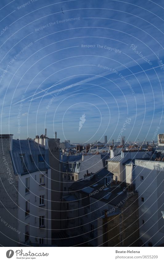 Paris erwacht - Paris am frühen Morgen mit belebtem Himmel morgens Morgenstimmung Häuserzeile Häuserschlucht Kamine Hinterhöfe Zauber bewegt