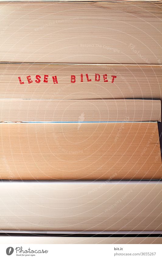 druckerzeugnis l lesen bildet.... Buchstaben bücher Bildung Literatur lernen Bibliothek Bücher Wissen Studium Papier Schule Information Wissenschaften Weisheit