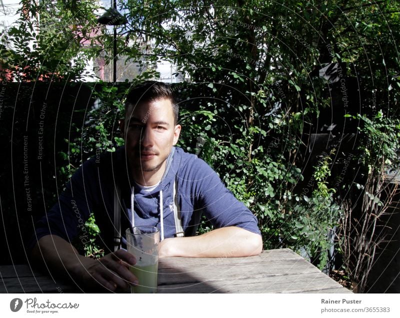 Bildnis eines gut aussehenden jungen Mannes mit einem Schatten, der sein halbes Gesicht verdeckt Erwachsener attraktiv Hintergrund lässig bedeckt eurasisch