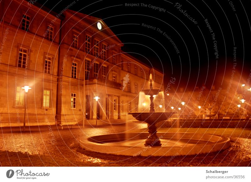 Nachtgeplätscher Licht Brunnen dunkel Architektur Wasser Regen