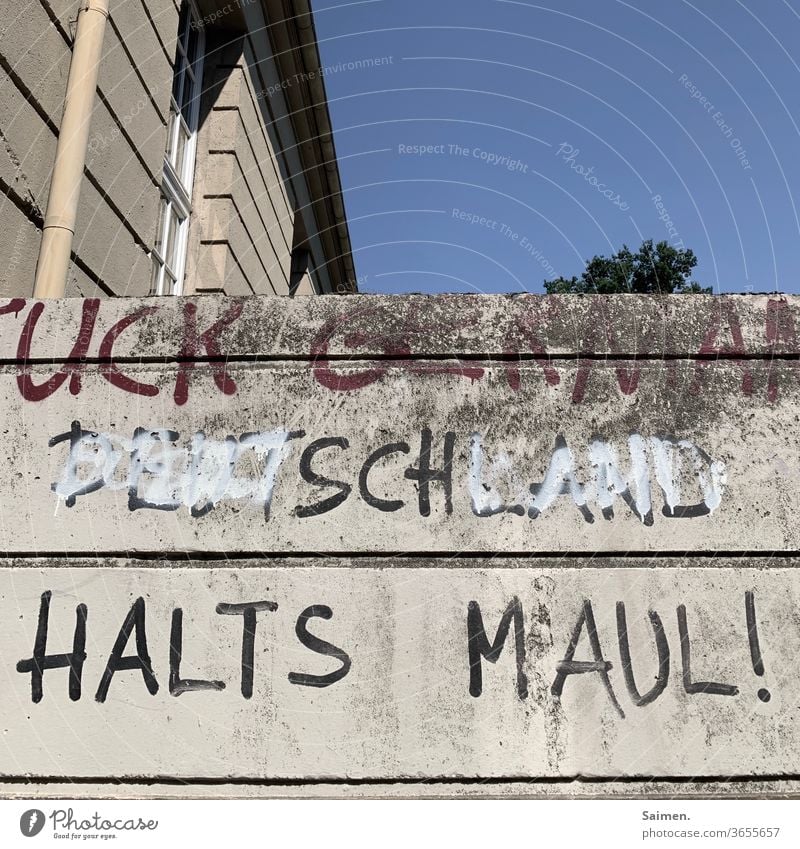 Halt‘s Maul Schrift wand Himmel Baum Haus Wand Mauer Außenaufnahme Menschenleer Farbfoto Fassade Gebäude Textfreiraum oben Bauwerk trist Stadt grau Beton