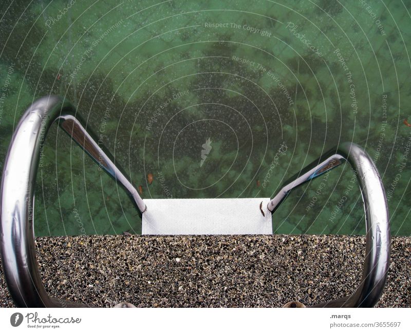 Einstieg Schwimmbad Leiter kalt grün Geländer Einstieg (Leiter ins Wasser) Schwimmen & Baden