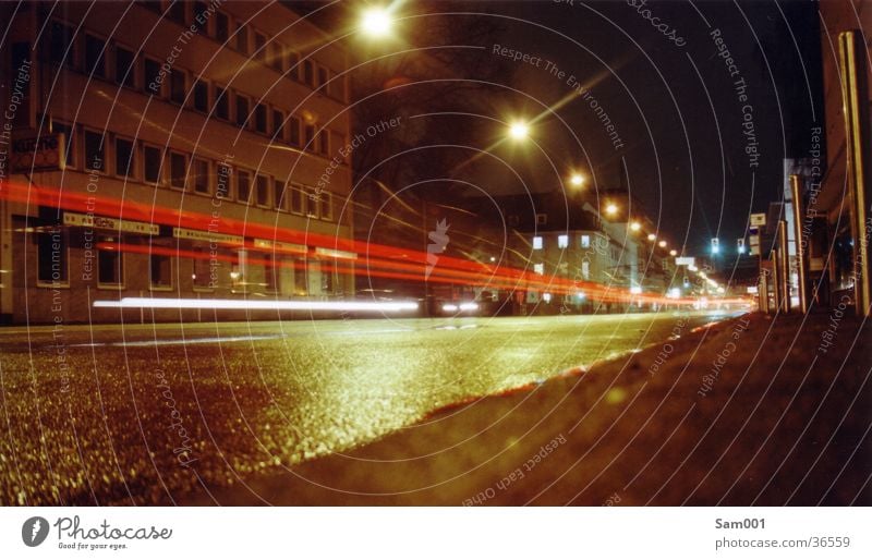 Straße Langzeitbelichtung Geschwindigkeit dunkel Verkehr Licht PKW Abend