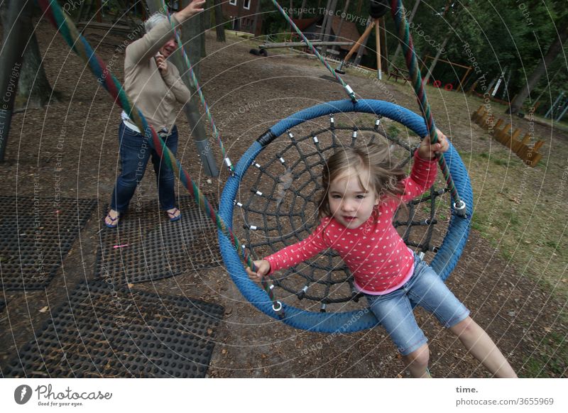 Kurve kriegen Mädchen schaukeln begeistert bewegung spielplatz jeans blond draußen festhalten anschubsen aufpassen tochter mutter