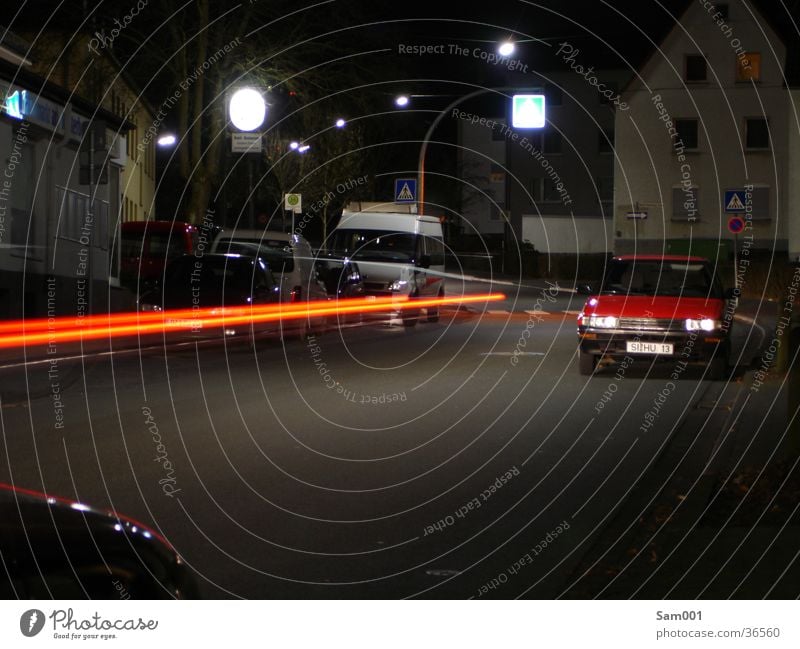 Straße der Nacht Langzeitbelichtung dunkel Verkehr PKW Reaktionen u. Effekte Abend