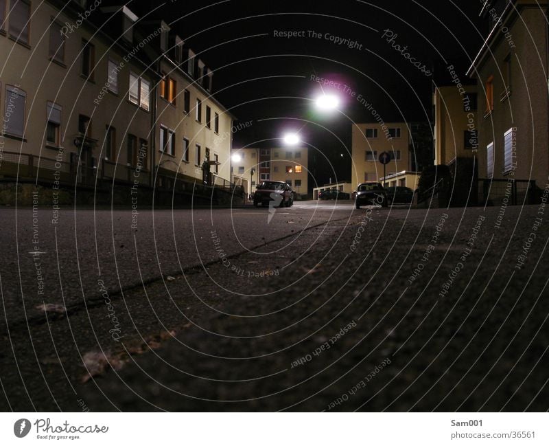 dunkle Straße dunkel Langzeitbelichtung Haus Nacht Verkehr Licht Abend Mond hell