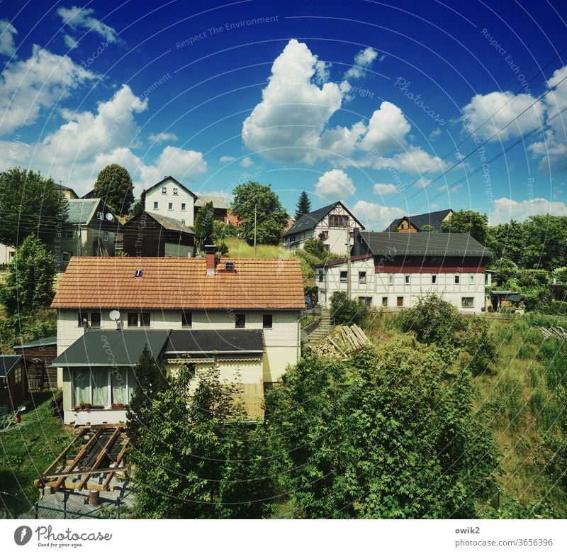 Dorflandschaft Häuser Fachwerkfassade Fenster Dächer Bäume Idylle Himmel Wolken natürlich naturnah Veranda Dorfidylle Außenaufnahme Farbfoto Menschenleer Tag