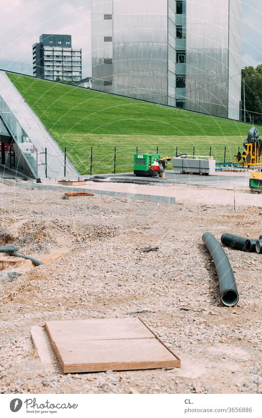 spielplatz Baustelle Hochhaus Architektur Gebäude Stadt Bauwerk Wiese Rasen urban modern neu Moderne Architektur Wandel & Veränderung Menschenleer Außenaufnahme