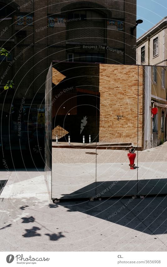 spiegelbild Spiegel Straße Ecke Reflexion & Spiegelung Wand Mauer Haus Hydrant Fassade Architektur abstrakt Stadt eckig optische täuschung Spiegelbild