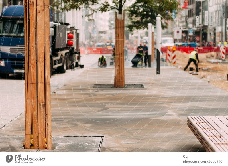 bauarbeiten Bauarbeiten Fußgängerzone Stadt Stadtzentrum Baum Wandel & Veränderung Bauarbeiter Baustelle Einkaufszone Geschäfte Sitzbank Wege & Pfade