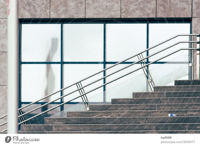 Die Säule spiegelt sich in der Fensterfassade und ihr Spiegelbild erklimmt die Treppe Surrealismus surreal surrealistisch Fassade Spiegelung