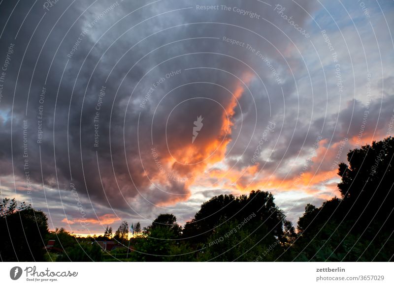 Abendwolken abend altocumulus drohend dunkel dämmerung düster farbspektrum feierabend froschperspektive gewitter haufenwolke himmel hintergrund klima