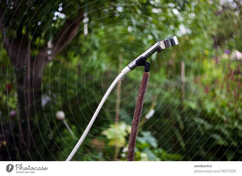 Dusche im Garten garten kleingarten dusche hygiene sauber erfrischung wasser schlauch wasserschlauch duschkopf halterung mikrofonhalter mikrophon microphone ast