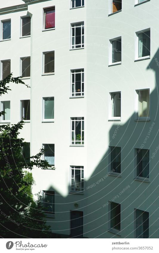 Hinterhoffassade again altbau außen brandmauer fenster haus himmel himmelblau hinterhaus hinterhof innenhof innenstadt mehrfamilienhaus menschenleer mietshaus