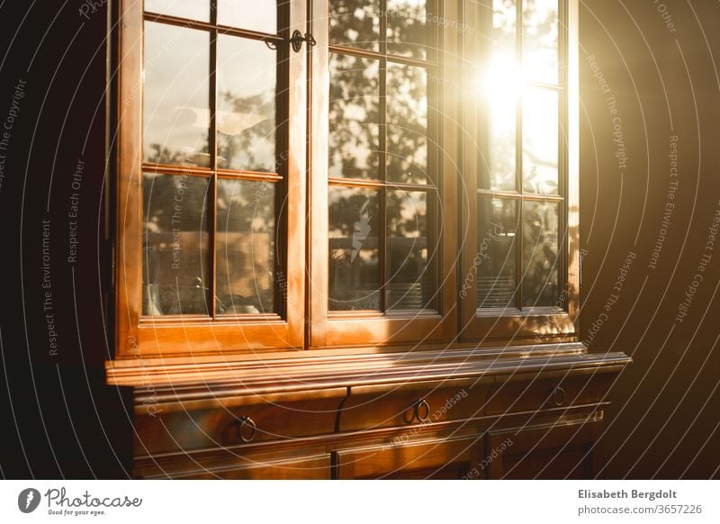 alter Buffetschrank aus Kirschbaumholz mit Sonnenreflektion auf der Glasfront Buffet Schrank antik Abendsonne einrichten Einrichtung Möbel geschirr