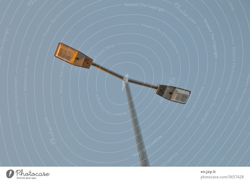 Straßenbeleuchtung mit zwei Lampen Laterne Straßenlaterne Licht Mast Stange Doppelt Himmel blau Wolkenloser Himmel Energie Strom Beleuchtung Außenaufnahme